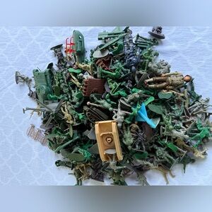 Assorted Green Army military plastic figures